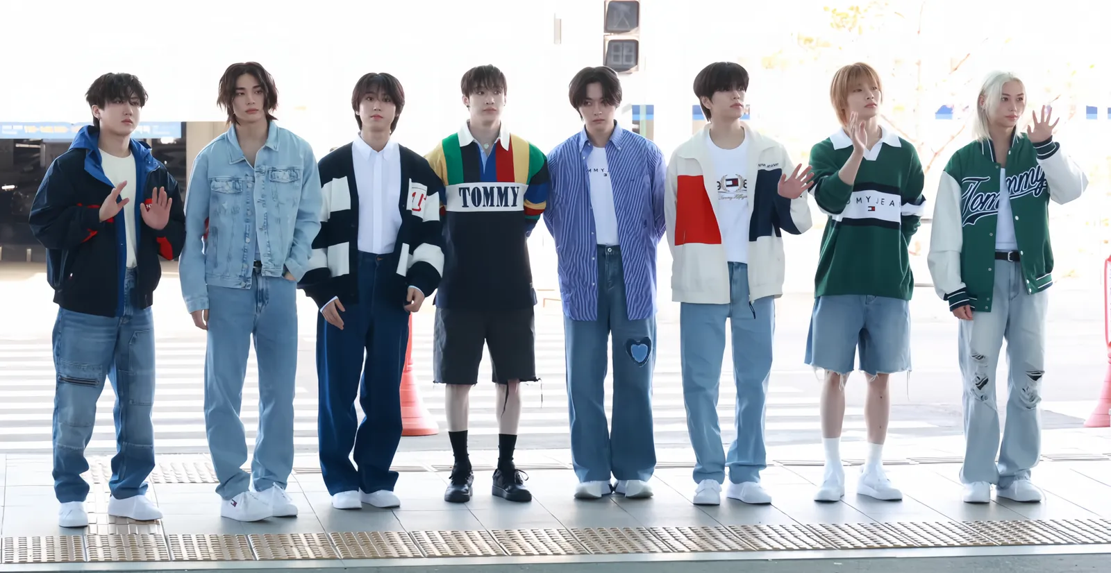 Integrantes do Stray Kids caminhando no aeroporto de Incheon